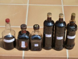 Ratafia filtrada, envasada i preparada per guardar en un lloc fresc durant els propers dos mesos